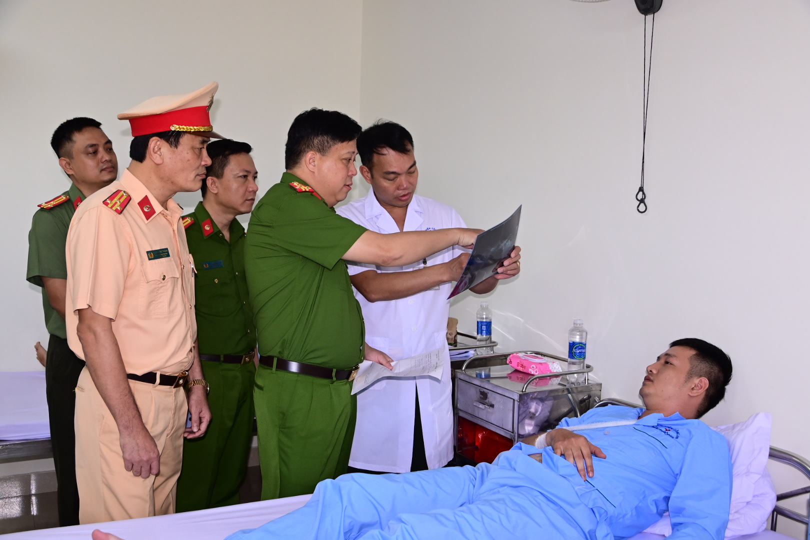 Thăm hỏi, động viên, tặng quà 2 CBCS Cảnh sát giao thông Công an quận Ngô Quyền bị thương trong khi làm nhiệm vụ